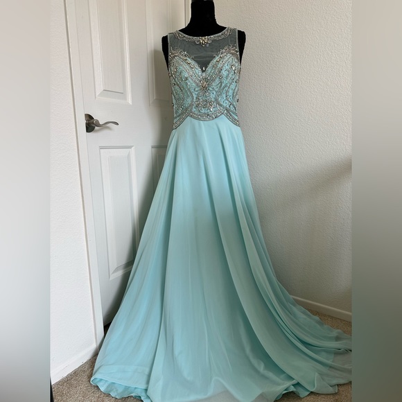 Dresses & Skirts - Beaded Bodice Prom Dress 👗
